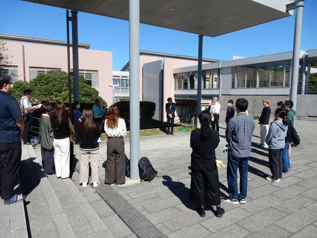 平岡都さん記念花壇「Garden of Hope」の花苗の植え替えをしました。
